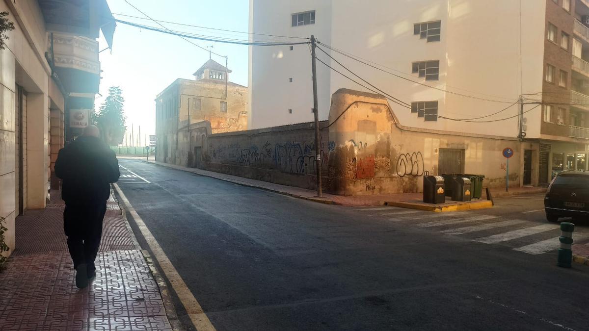 Solar anexo a la antigua Fábrica de Hielo en la confluencia de las calles Orihuela y Salero, en la que funcionó el Gloria Cinema, ahora adquirido por el Ayuntamiento