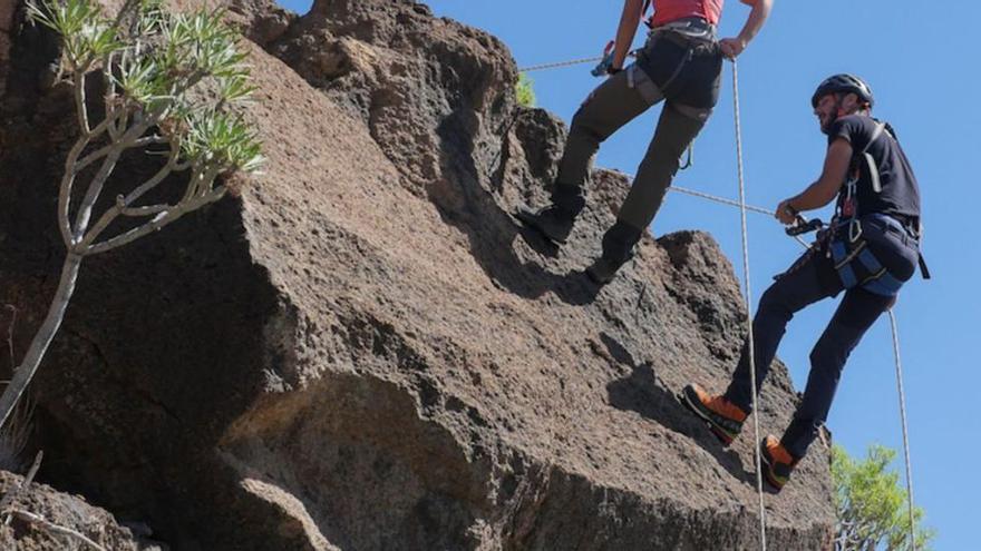 Investigadores hallan ocho cuevas de difícil acceso con restos guanches en Tenerife