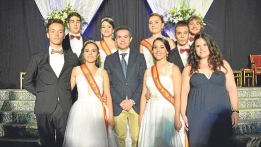 Las Reinas y sus acompañantes, junto al alcalde Joaquín Hernández y la concejala María Dolores García.