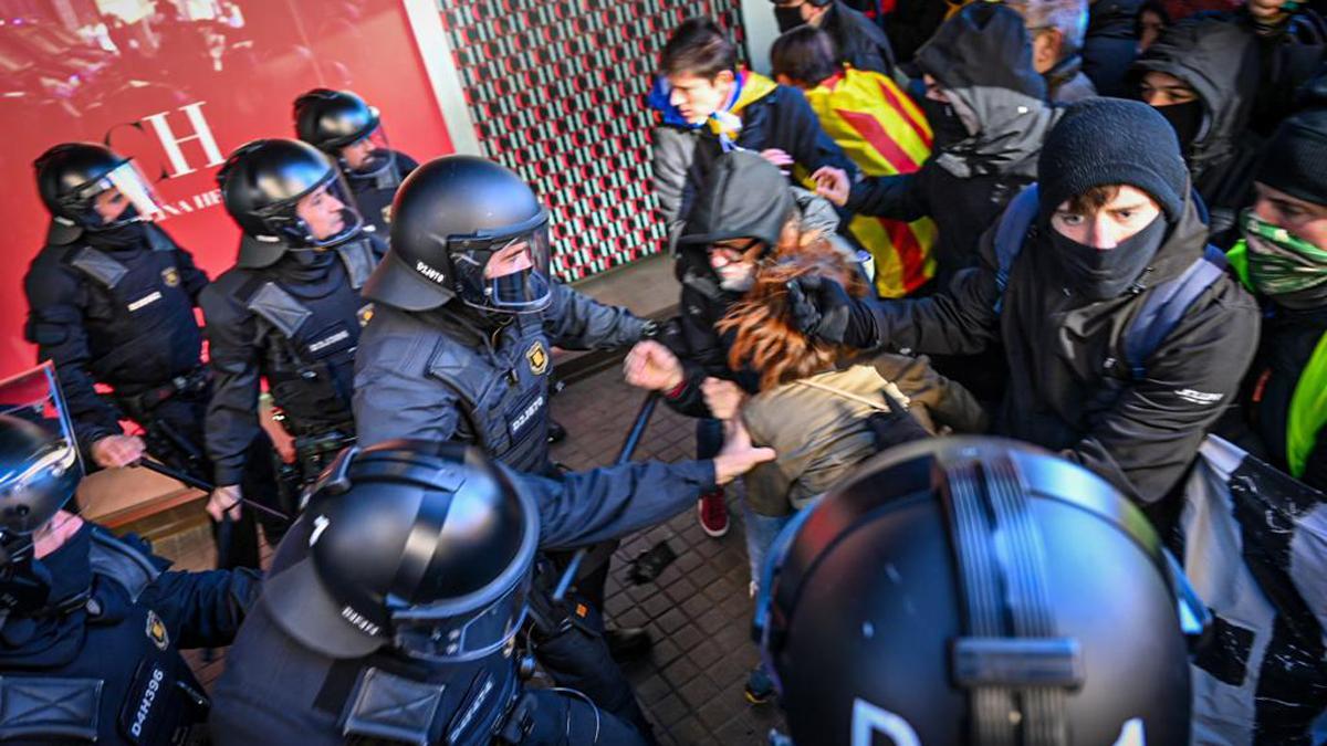 Càrregues dels Mossos en la protesta dels CDRs a Barcelona per la cimera Sánchez-Macron