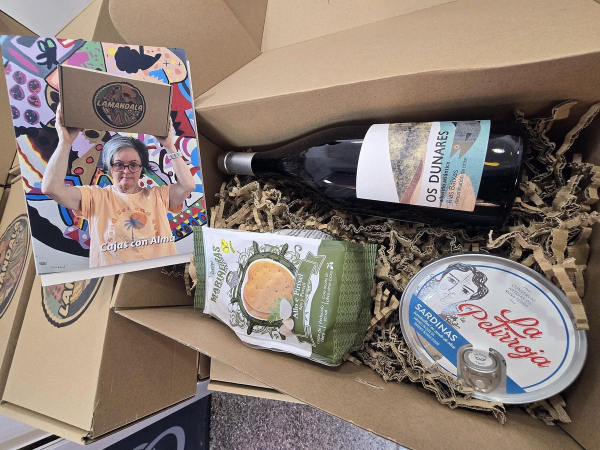Una de las cajas regalo que Magdalena Leal empaqueta en el local de su negocio, «Lamandala»