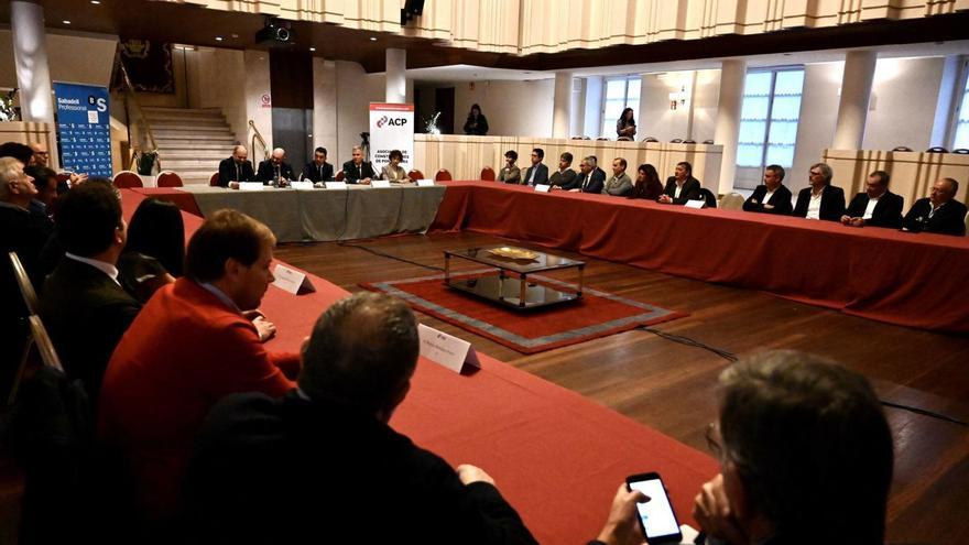 Socios de la ACP y autoridades políticas en el Liceo Casino. |  Rafa Vázquez