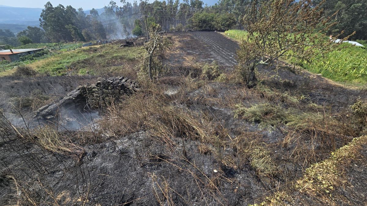 Así ha quedado el terreno tras el incendio forestal en A Cañiza