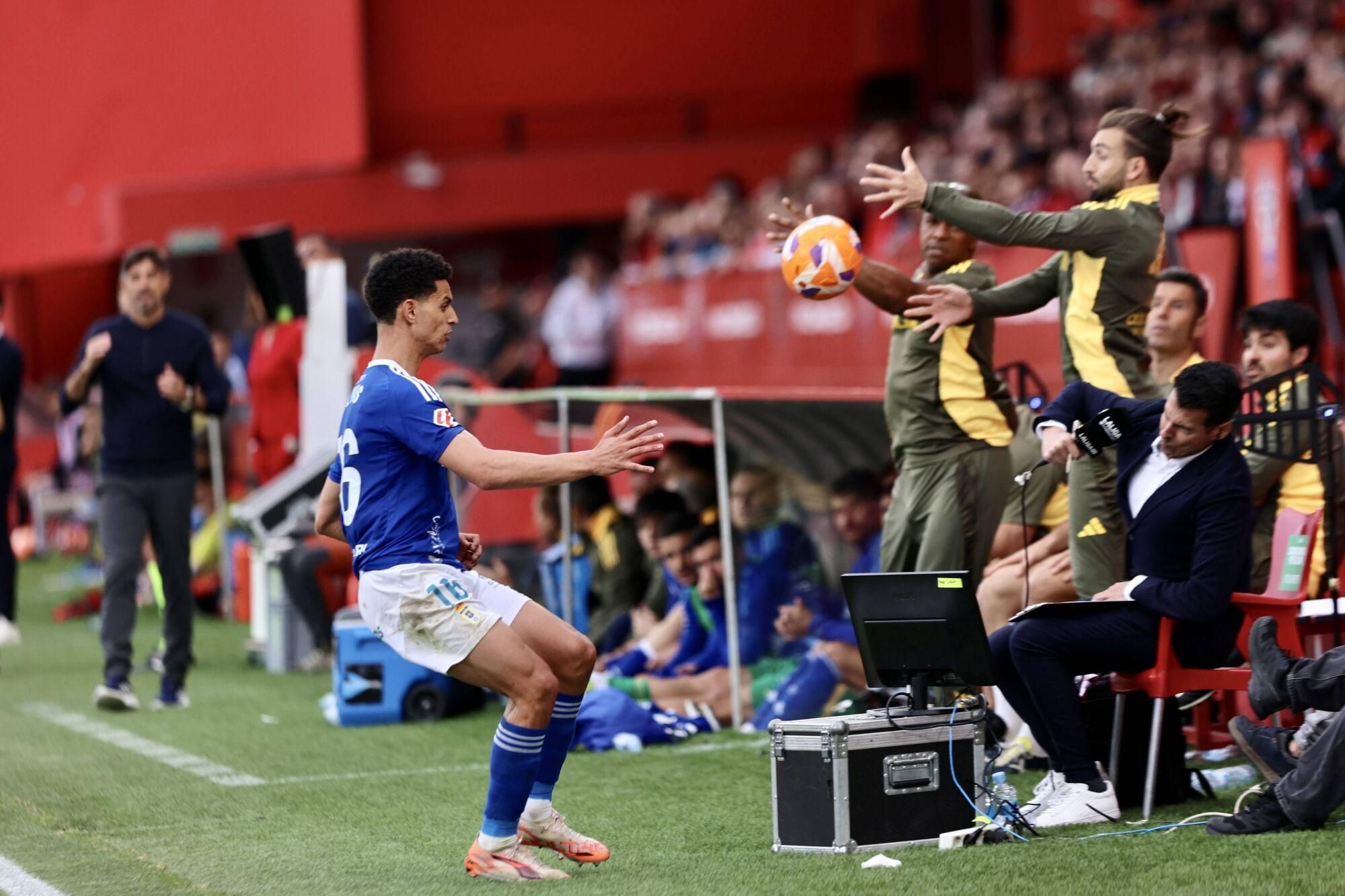 EN IMÁGENES: Ambientazo en la ida de la final por el ascenso a Primera entre Mirandés y Oviedo