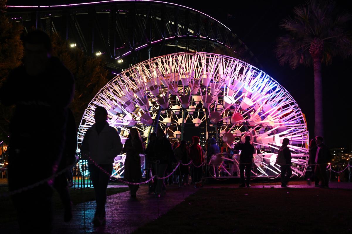 Un festival de luces tiñe de color los edificios icónicos de Sídney