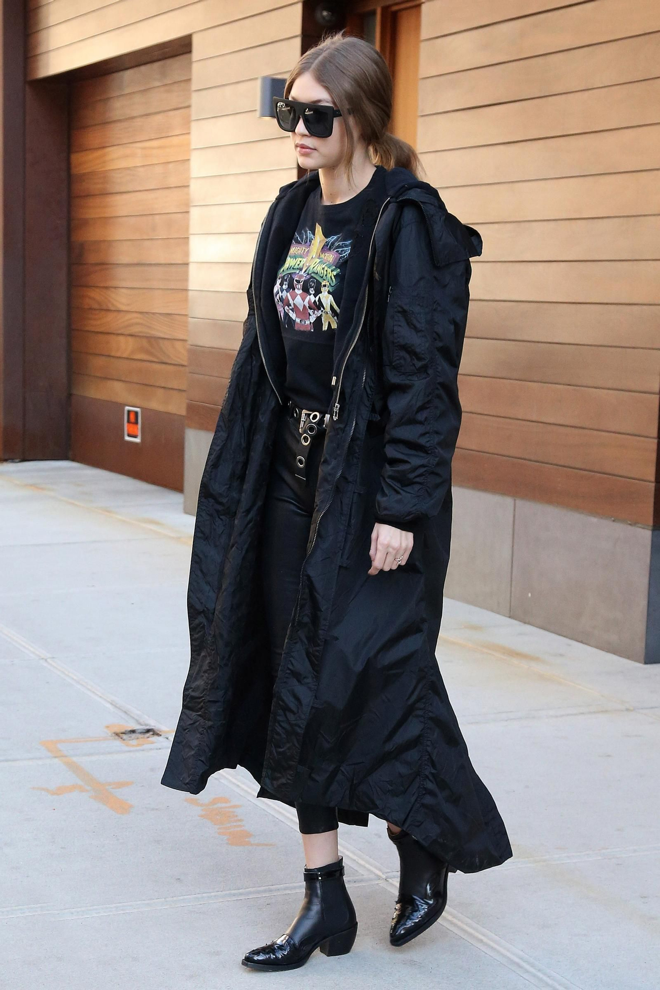 Gigi Hadid con gabardina XL
