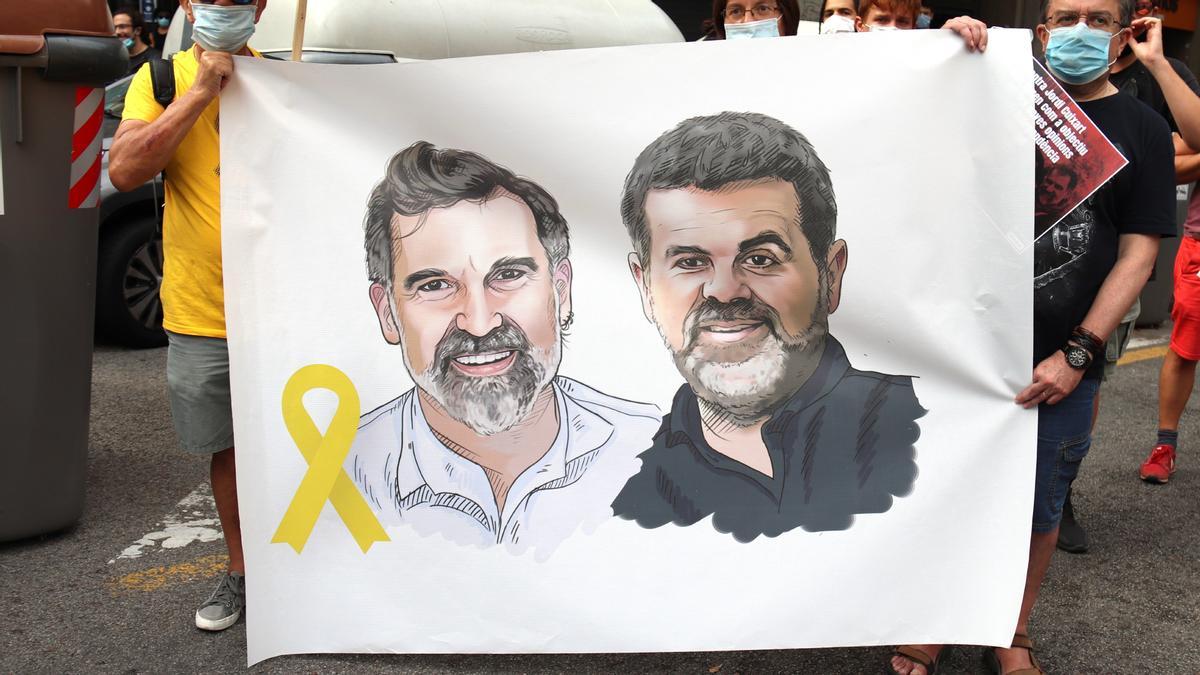 Jordi Cuixart i Jordi Sànchez, dibuixats en una pancarta de suport