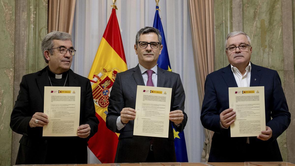 El ministro de Justicia, Félix Bolaños (centro), junto al presidente de la Conferencia Episcopal, Luis Argüello (izquierda), y el presidente de la Conferencia Española de Religiosos, Jesús Díaz Sariego.