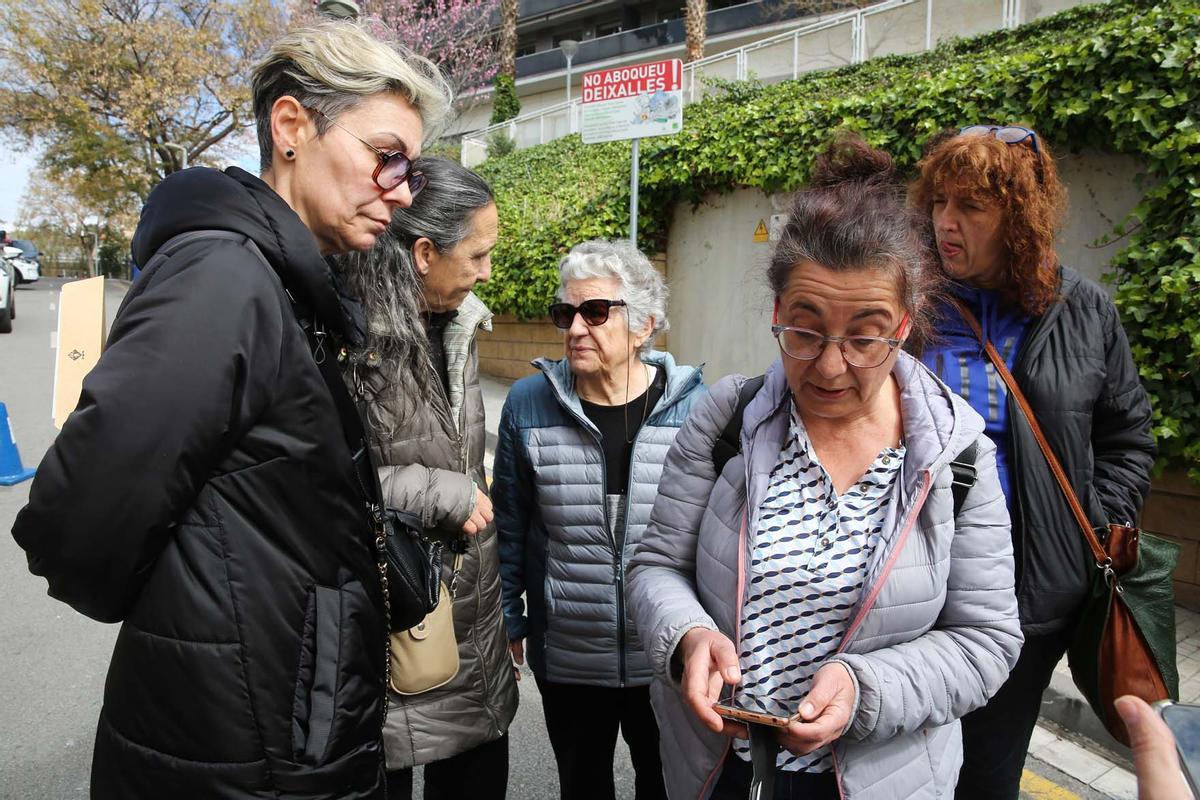 Edificio El Barco de Esplugues, desalojado el lunes por riesgo de derrumbe y en el que actualmente cinco vecinos se niegan a salir.