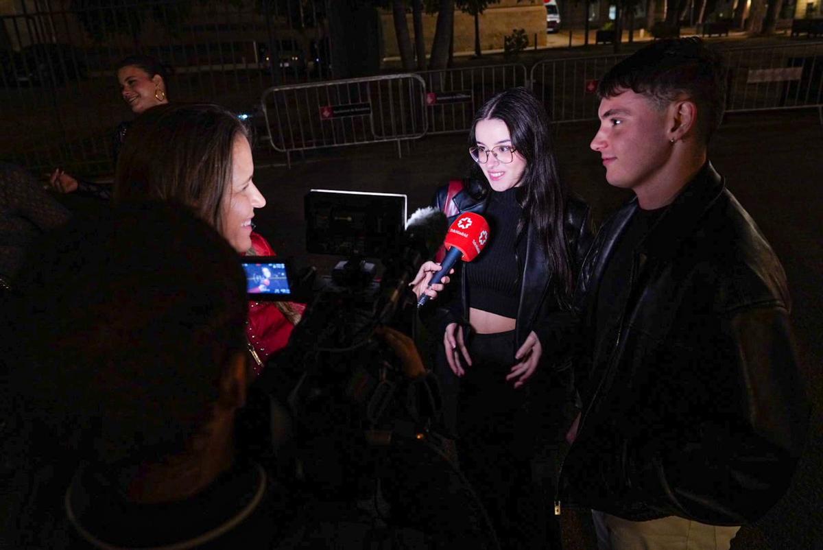 Los fans seleccionados de Rosalía esperan horas para el listening party en el MNAC, Barcelona