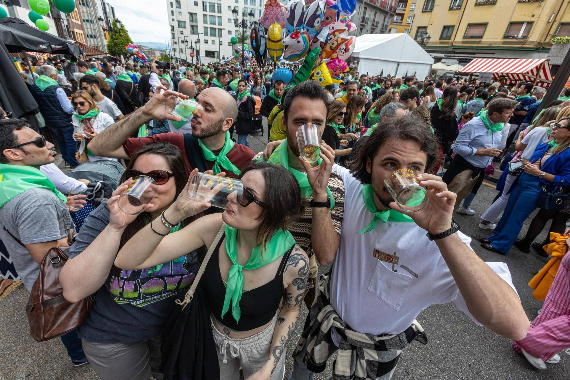 EN IMÁGENES: El buen tiempo y el oviedismo maridan una preba de la sidra multitudinaria en Gascona