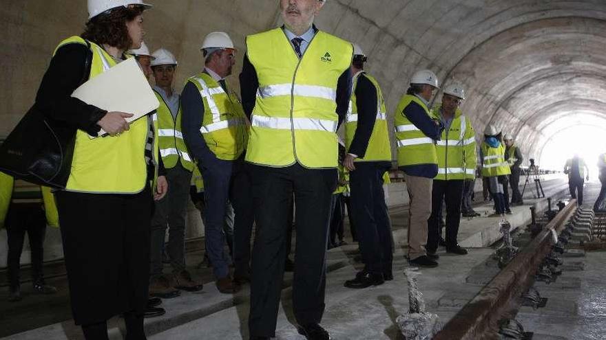 Javier Losada, con técnicos y otros directivos en la visita al túnel de Seiró. // Brais Lorenzo