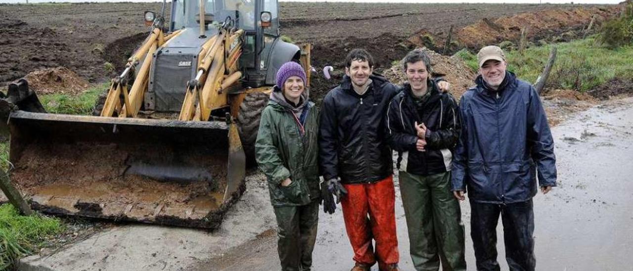 El equipo de arqueólogos de A Citania, junto al terreno inspeccionado en A Rocha. // Bernabé/Javier Lalín