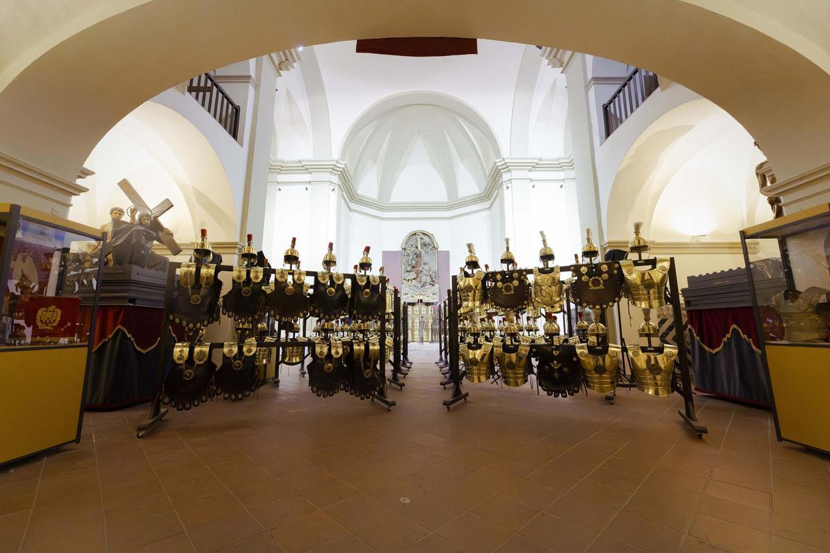 L'interior de l'Església de Sant Lluc, on es custodien les armadures i espases dels Manaies de Girona.