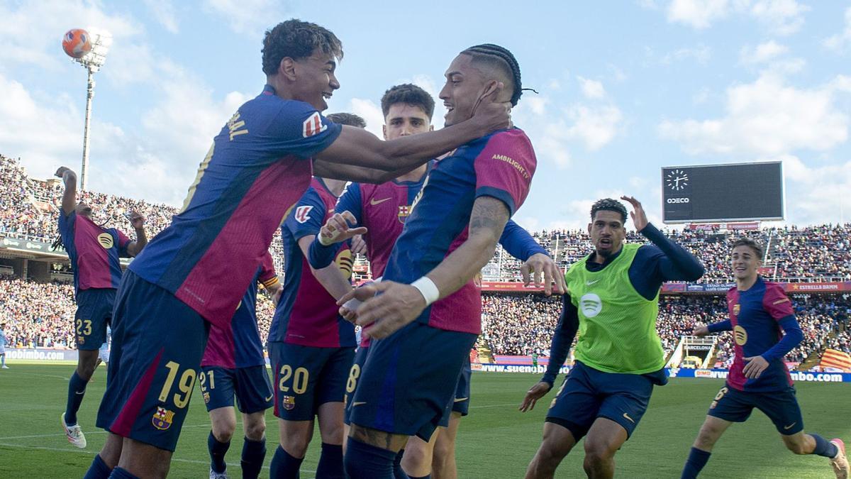 Lamine Yamal acude a felicita a Raphinha, en el triunfo del Barça frente al Celta.