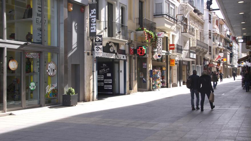 Un dels carrers comercials de Roses.