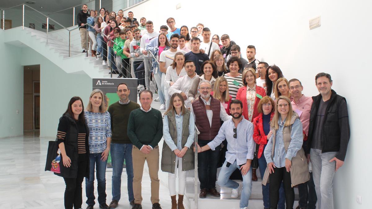 Alumnos, mentores, directores y autoridades posan en el CADE de Baena.