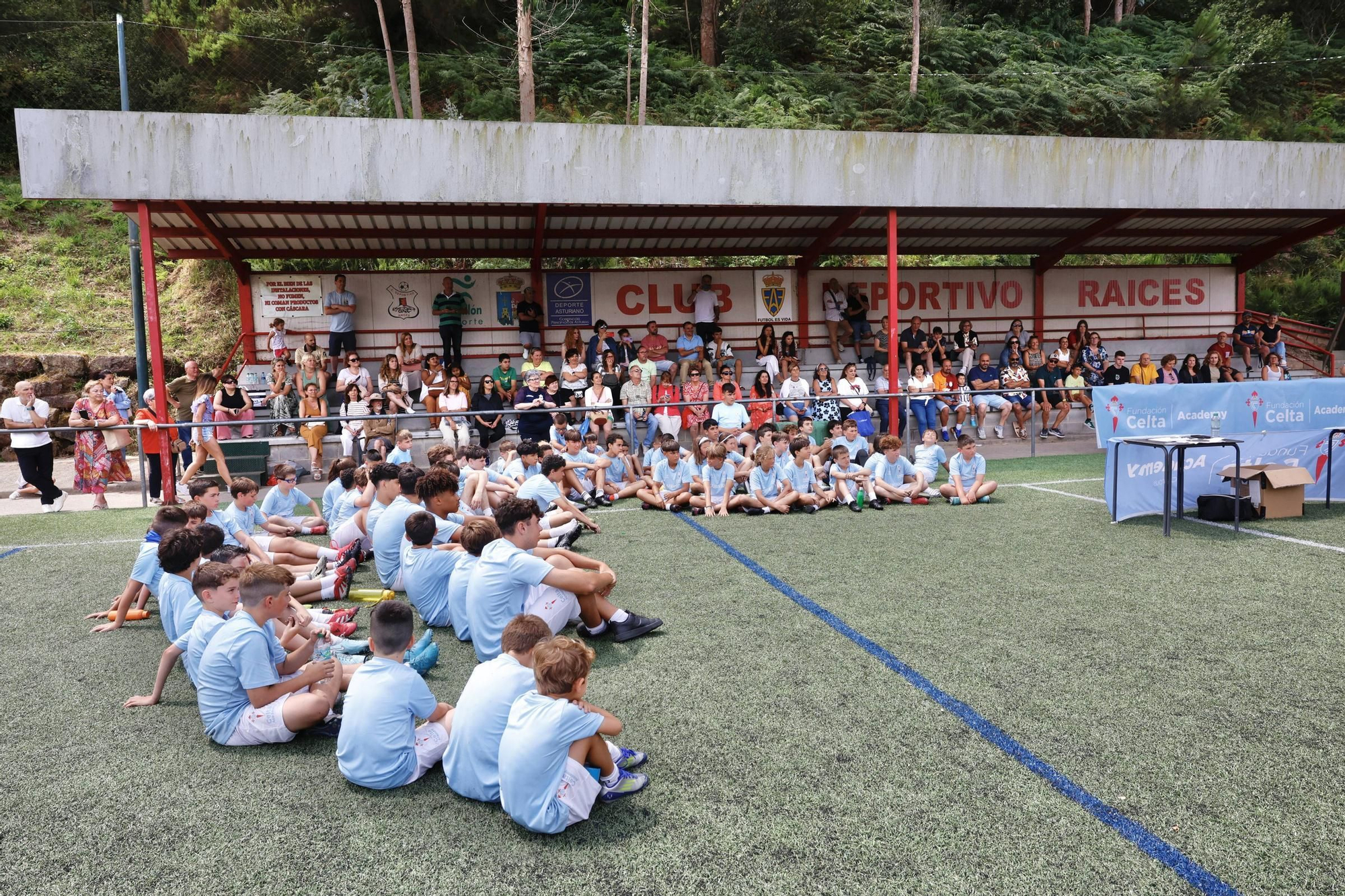 EN IMÁGENES: El campus del Celta de Vigo con los niños del Raíces, en Castrillón