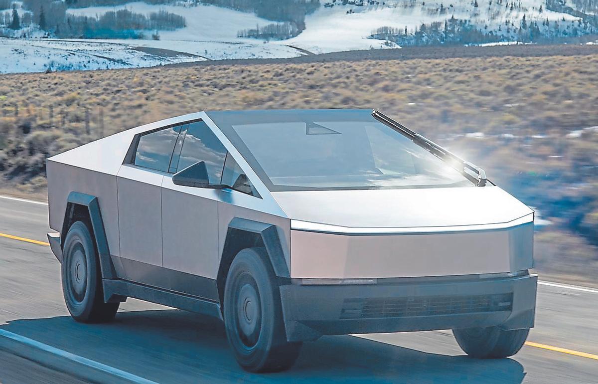 La Cybertruck no es solo potencia; también es un pick-up plenamente funcional.