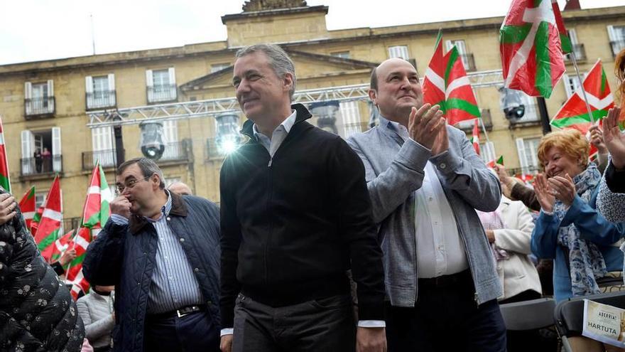 El lendakari Urkullu y el presidente del PNV, Andoni Ortuzar, durante la celebración del Aberri Eguna.