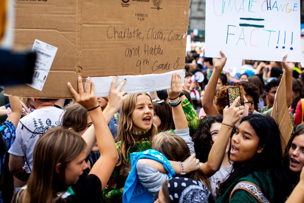 Miles de jóvenes se manifiestan en Nueva York contra el cambio climático.