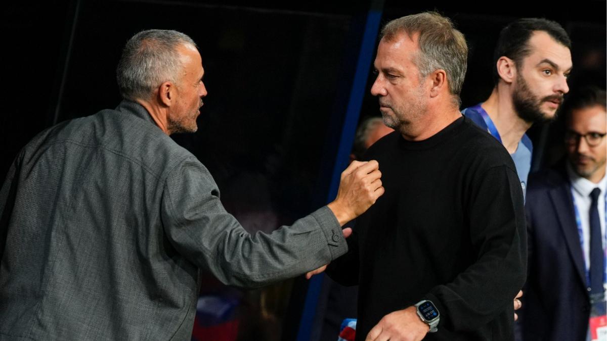 Luis Enrique y Hansi Flick se saludan antes del Barça-PSG de la Champìons 2025/26
