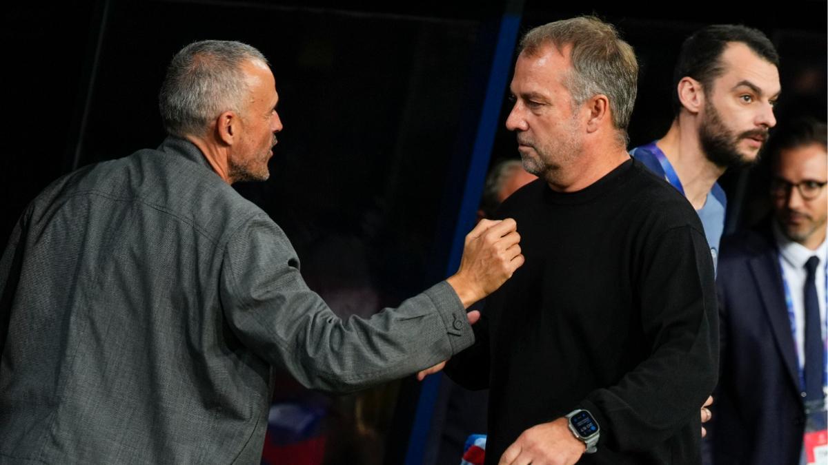 Luis Enrique y Hansi Flick se saludan antes del Barça-PSG de la Champìons 2025/26
