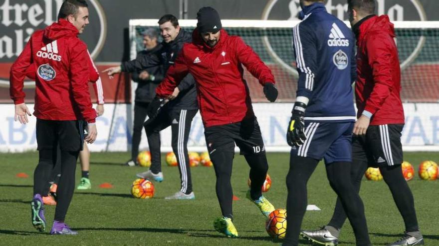 Nolito, en el centro con gorro, se ejercita con el balón junto a Aspas (izquierda), Sergio, de espaldas, y Hugo Mallo durante el entrenamiento celebrado ayer en A Madroa. // Ricardo Grobas