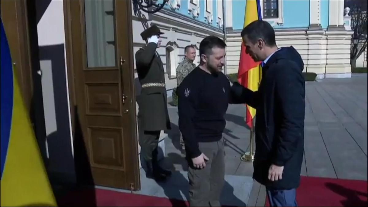 Sánchez se encuentra con Zelenski en Kiev y reitera su apoyo a Ucrania.