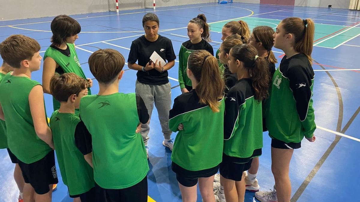 Marta Martínez da instrucciones en un clínic de baloncesto formativo.