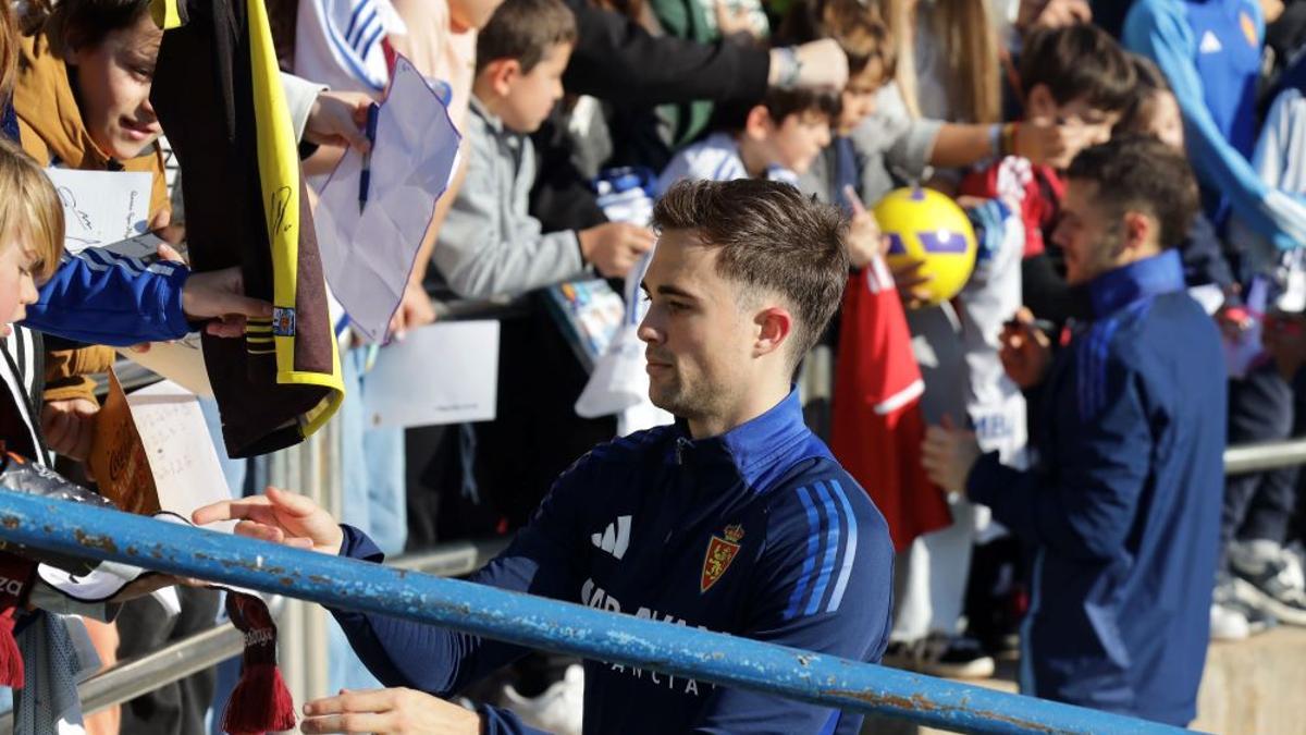 Borge firma autógrafos en la sesión del sábado en La Romareda.