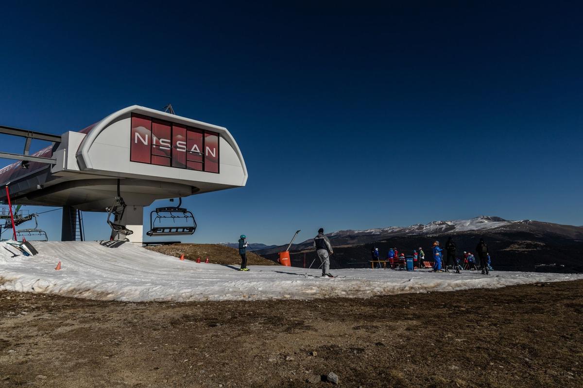 El aumento de las temperaturas significa que la gran mayoría de las estaciones de esquí del mundo ya dependen de la nieve artificial para aumentar la capa de nieve y prolongar la temporada, pero una racha récord de clima templado a fines de diciembre significa que incluso la nieve artificial ya no es posible en algunas áreas como en La Molina