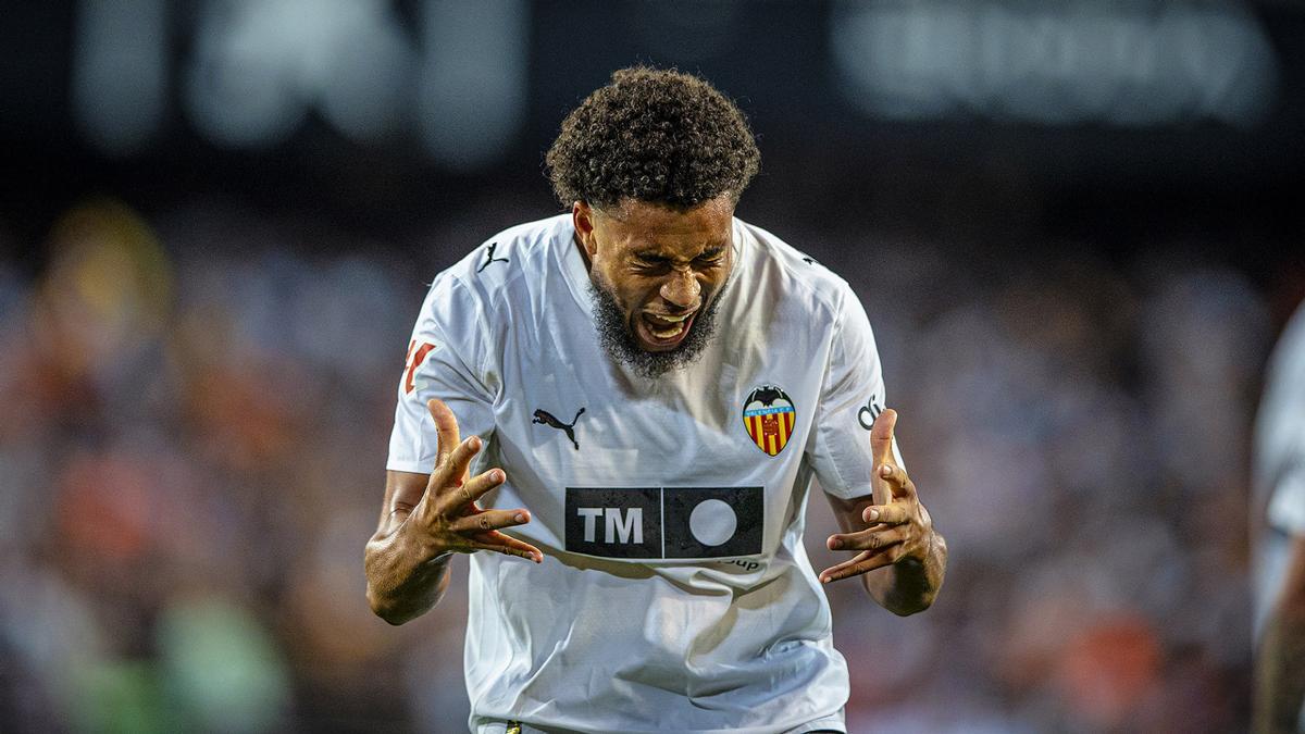 Arnaut Danjuma se lamenta, en un partido en Mestalla, de una acción en la que no pudo acabar el gol