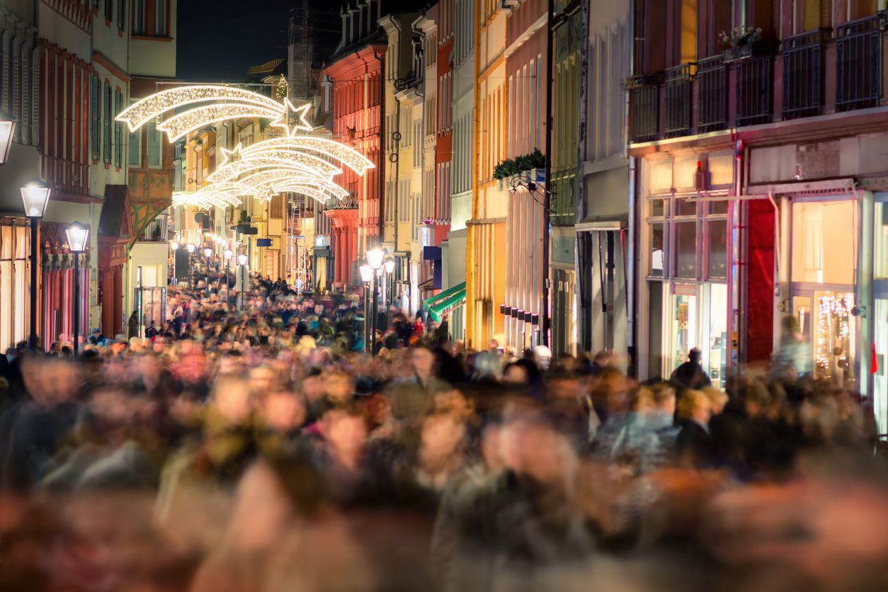 Personas caminando por la calle en fechas navideñas
