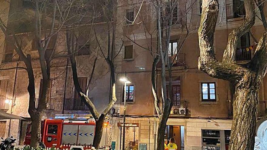 Girona Incendi d&#039;una xemeneia en un pis a la plaça Catalunya