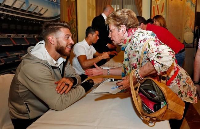 Cristiano Ronaldo y Sergio Ramos firman autógrafos en el Hotel Santa Catalina.