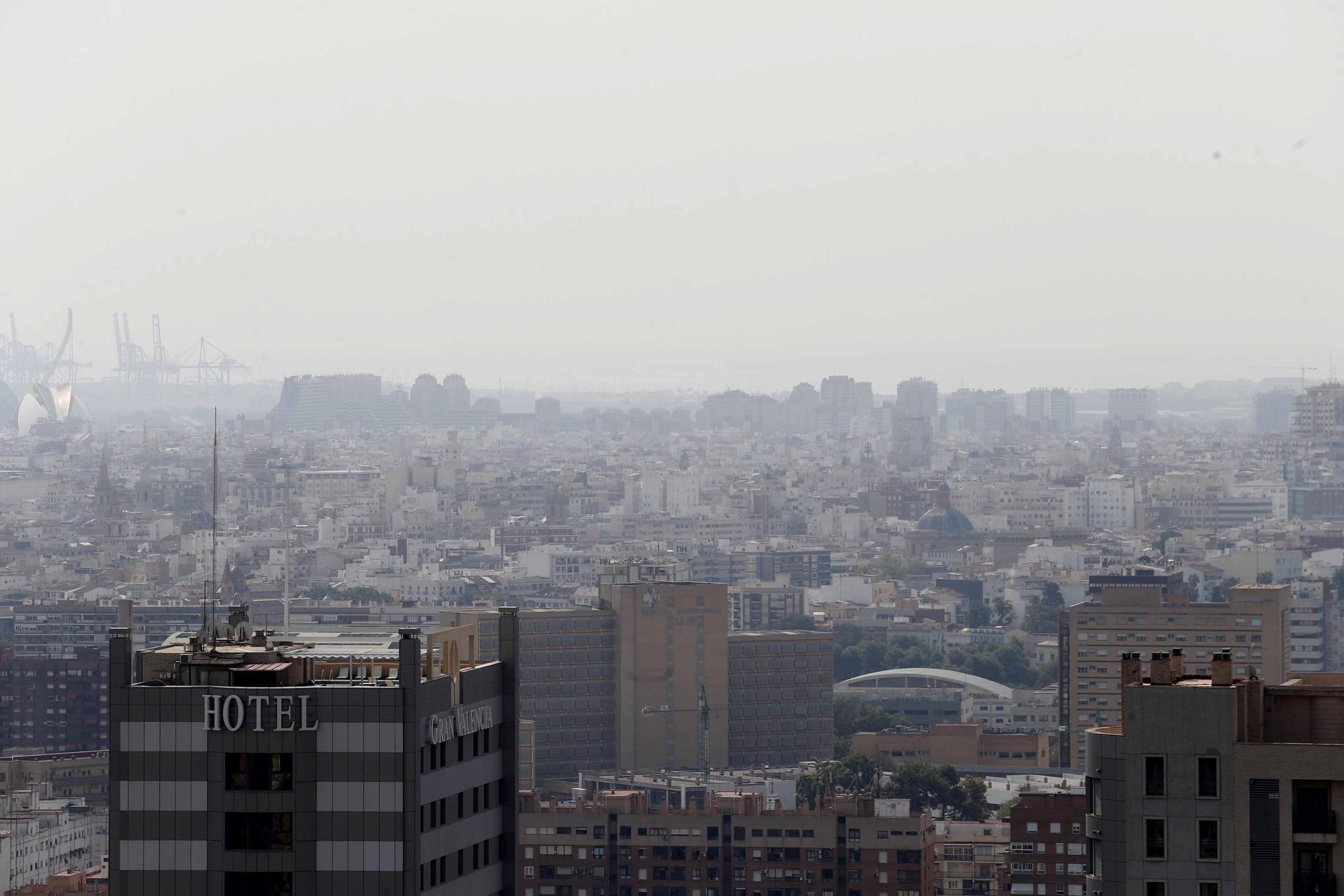 El humo de los incendios de Bejís y Vall d'Ebo ya se ve desde València ciudad