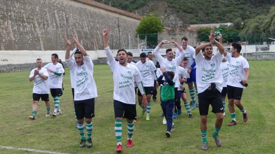 El Portbou, celebrant l&#039;ascens a casa