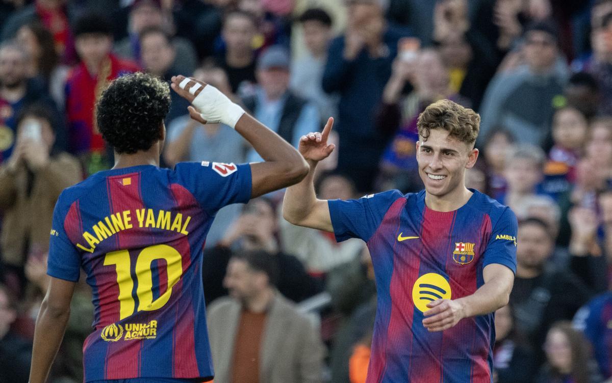 Fermín felicitado por Lamine tras su gol durante el partido de liga entre el FC Barcel.ona y el Levante.