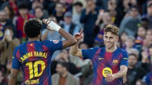 Fermín, felicitado por Lamine Yamal tras su gol.
