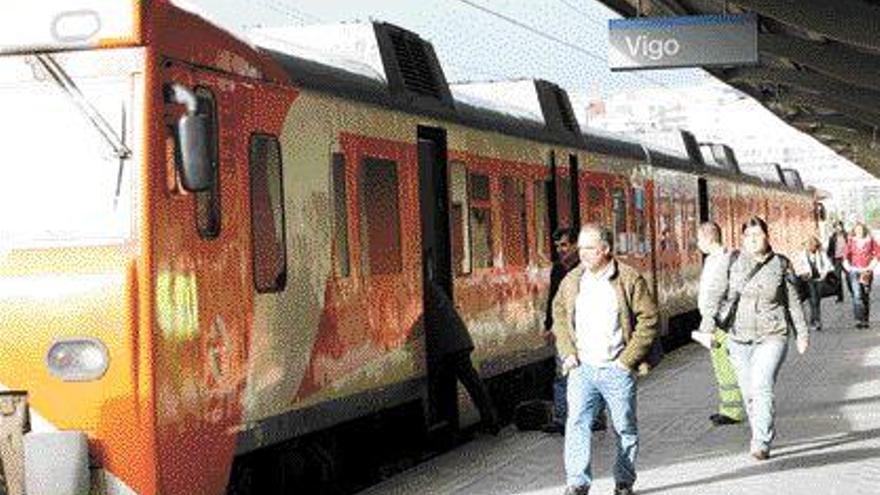 Un tren de cercanías, en el andén de la estación de Urzáiz. / ricardo grobas