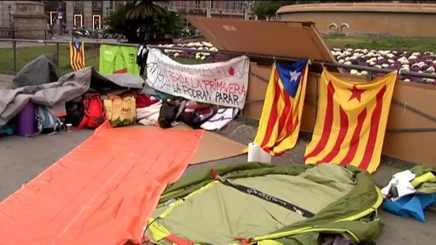 Una treintena de personas exigen en Plaza Cataluña la investidura de Puigdemont