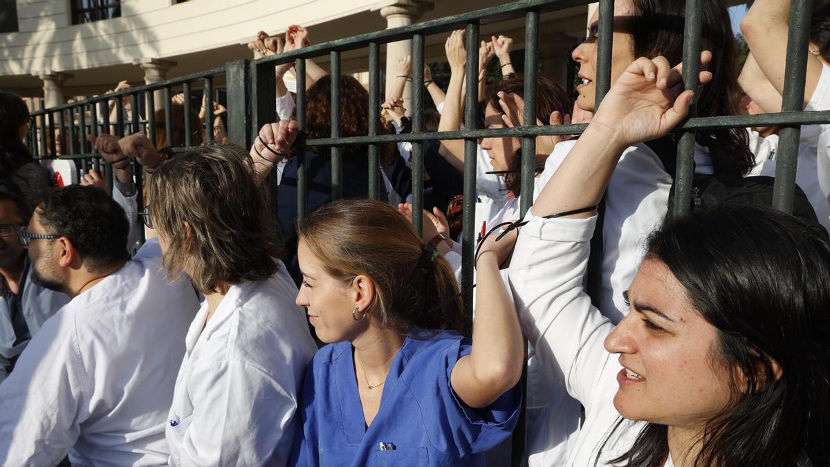 Médicos encadenados a la puerta del Hospital General de València este martes durante la huelga de médicos.