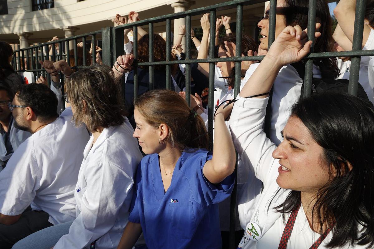 Médicos encadenados a la puerta del Hospital General de València este martes durante la huelga de médicos.