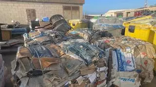 La basura acumulada y los malos olores vuelven a desbordar Tabarca en plena temporada alta