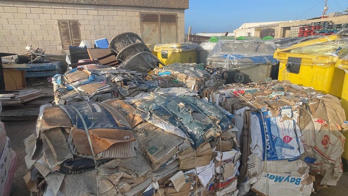 La basura acumulada y los malos olores vuelven a desbordar Tabarca en plena temporada alta