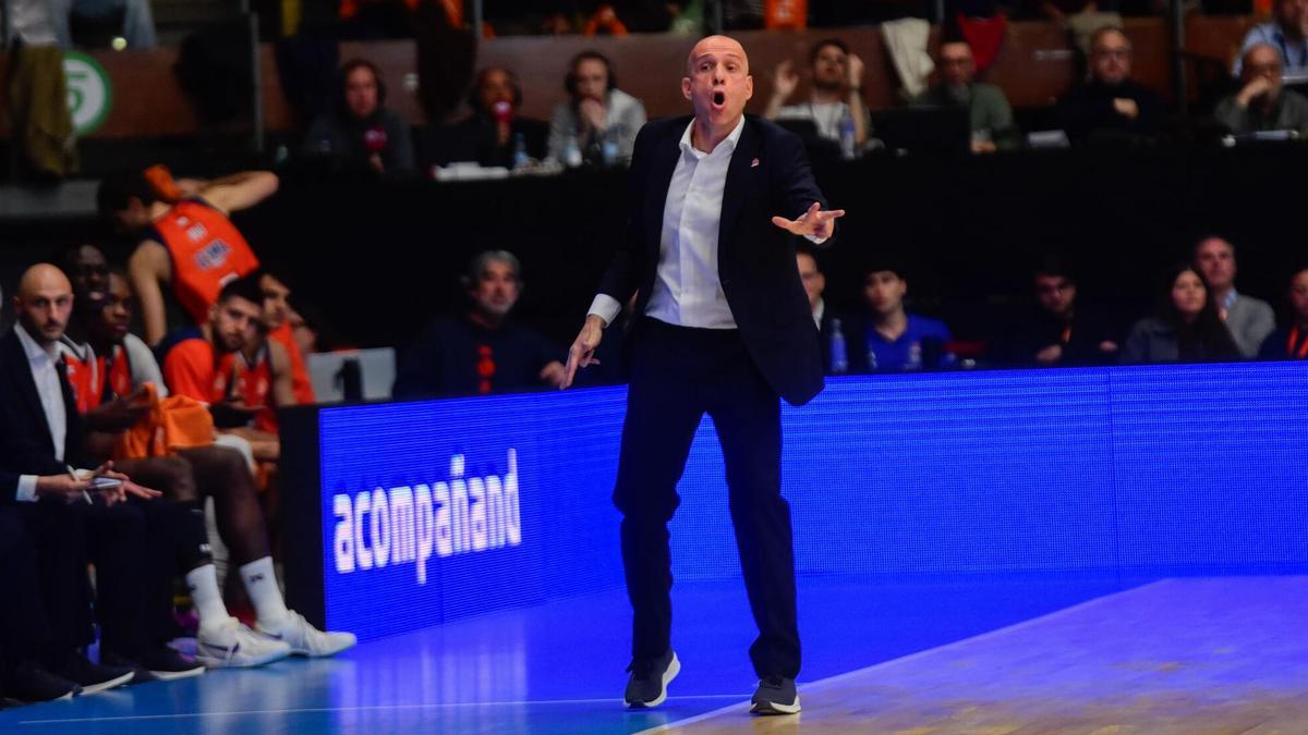 Carles Marco da una orden en la banda del Coliseum durante el derbi ante el Obradoiro.