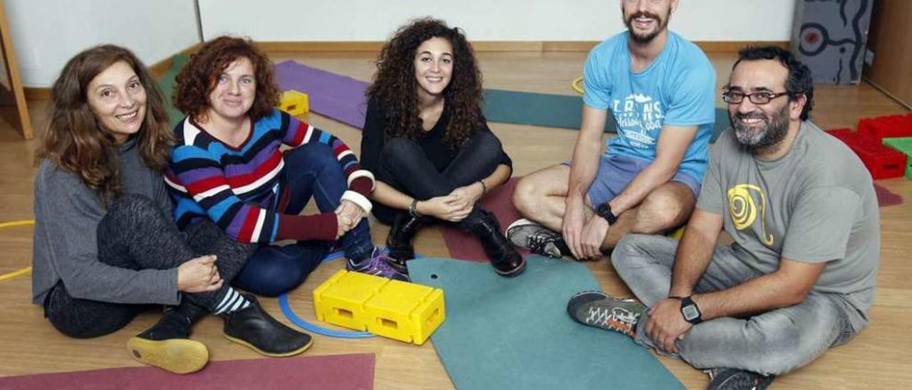 Cristina Lago, a la izquierda, presidenta de Igualarte, junto a su equipo de profesores. // Ricardo Grobas