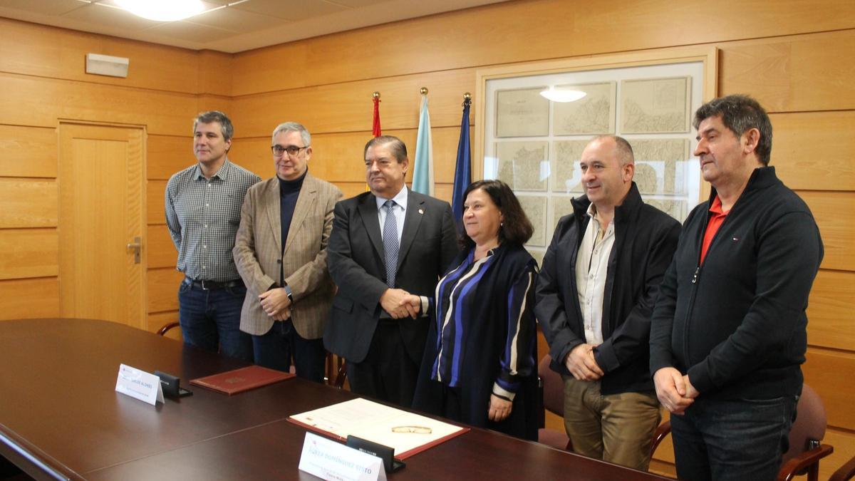 Domínguez, izquierda, con Blas García, el rector Abalde, Áurea Domínguez, Ángel Leis y González