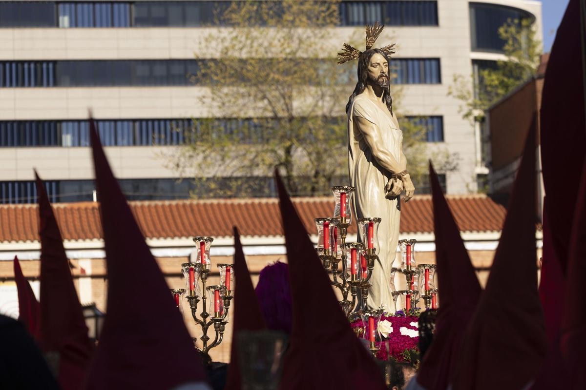 Penitentes durante la procesión de El Divino Cautivo, este Jueves Santo en Madrid. EFE/ Sergio Pérez